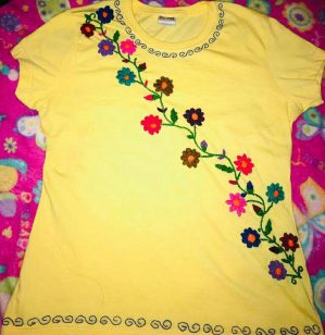 Playera de Flores Bordado a Mano